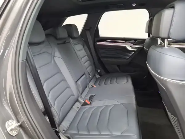 VW Touareg R-Line 3.0 TDI (16/18)