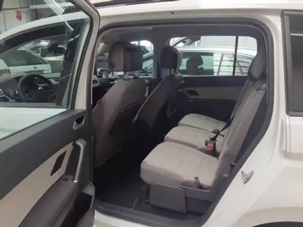 VW Touran Comfortline 1.5 TSI 7Sitz App Navi Allwetter (5/5)