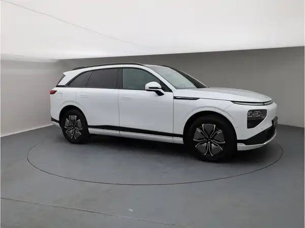 XPENG G9 RWD Standard Range (7/29)