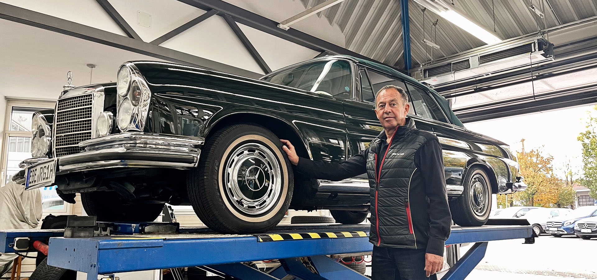 Unser Oldtimer-Spezialist Günther Greißl steht vor einem Mercedes Oldtimer