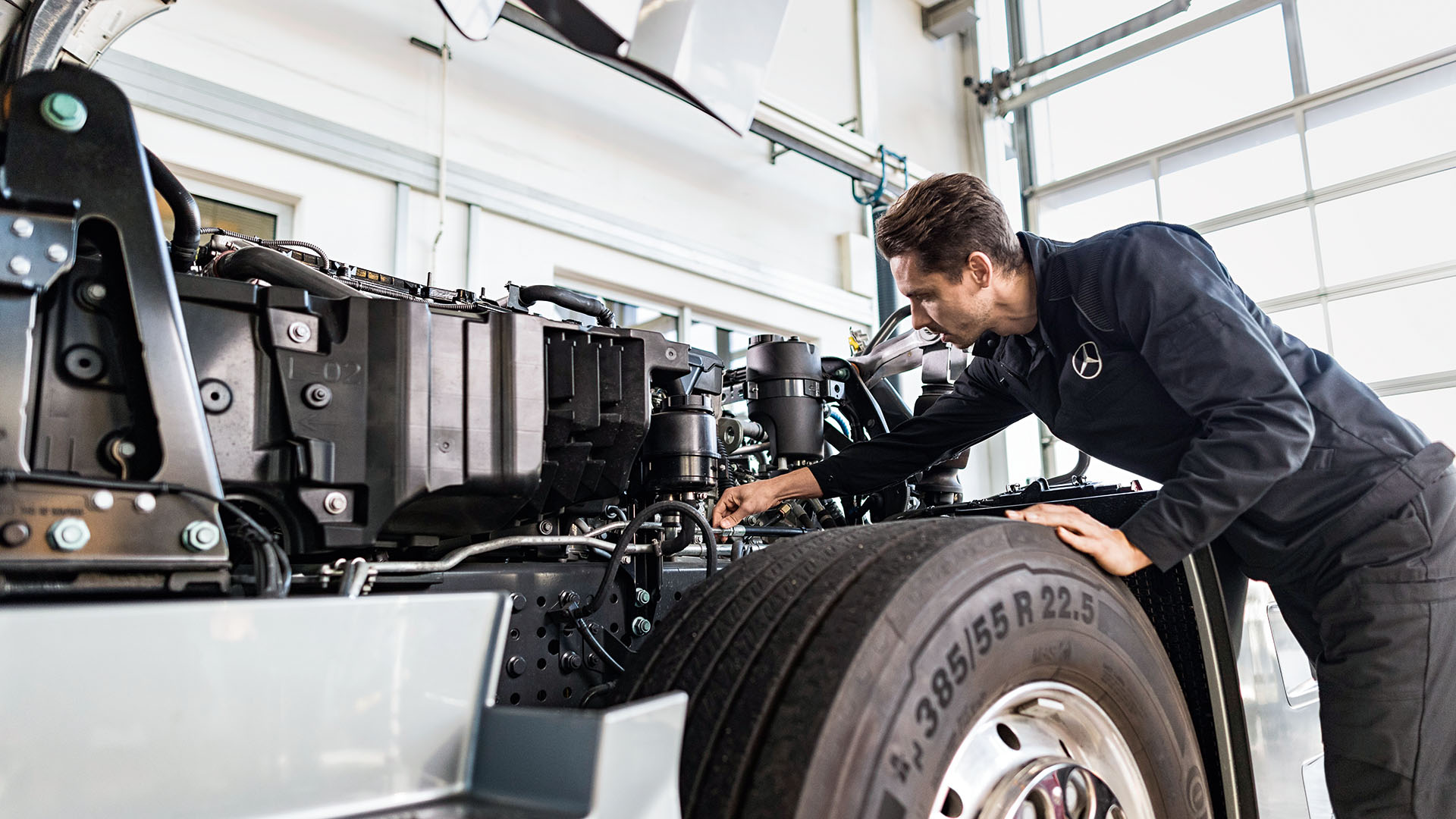 Nutzfahrzeug-Mechaniker arbeitet an einem Mercedes-Benz Truck