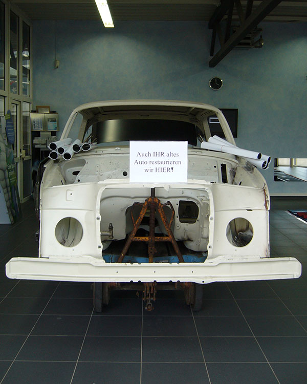 Eine aufbereitete Rohkarosserie eines Mercedes-Benz Oldtimers in der Auto Grill Werkstatt
