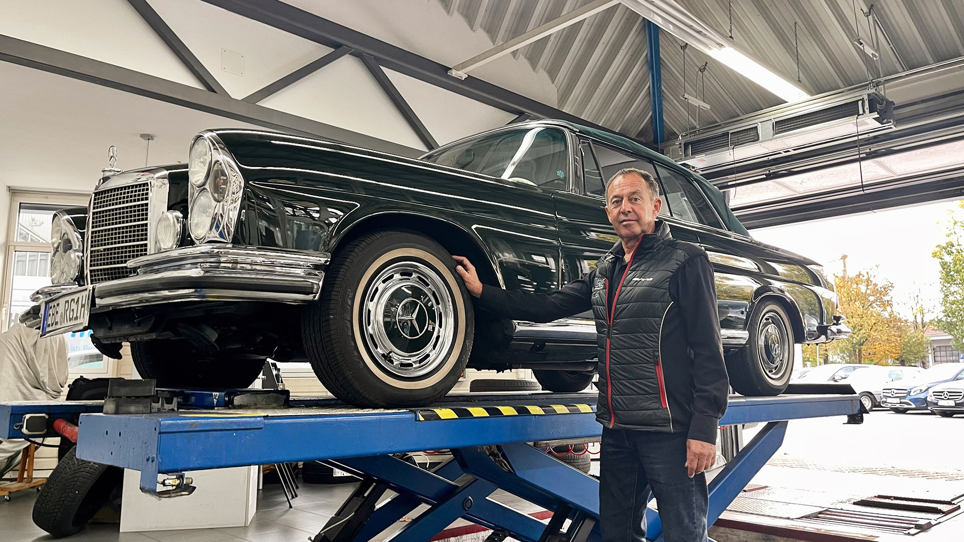 Ein Mercedes-Benz Oldtimer auf der Hebebühne mit unserem Spezialisten Günther Greissl