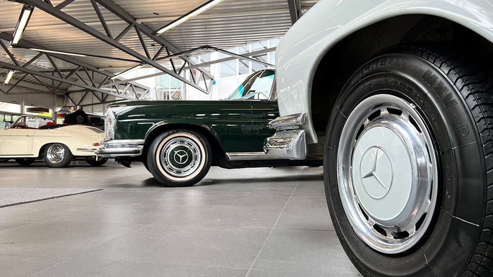 Oldtimer-Reifen im Auto Grill Classic Center