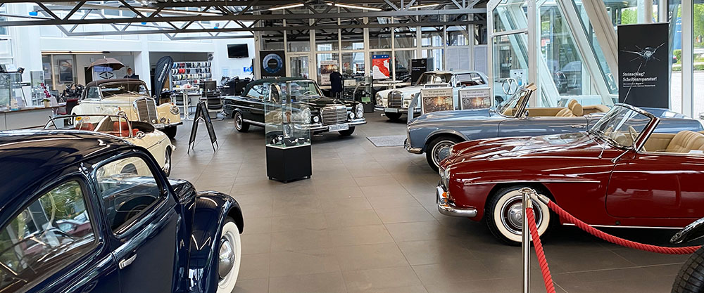 Oldtimer mit H-Kennzeichen im Showroom