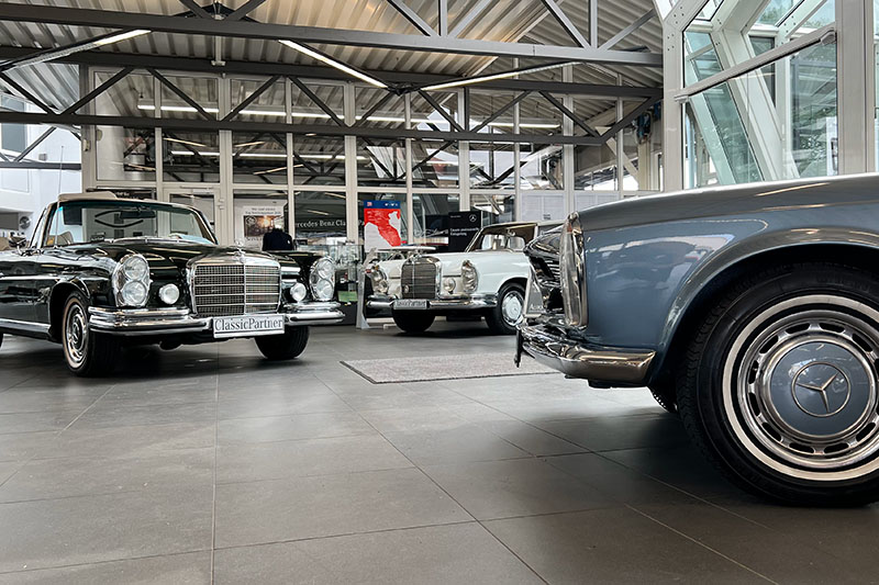 Drei Mercedes-Benz Oldtimer im Showroom in Hohenlinden