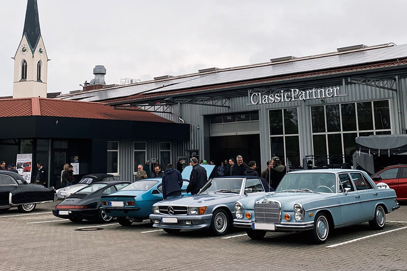 verschiedene Oldtimer beim Classic-Treffen 2022 in Hohenlinden vor dem Firmengebäude von Auto Grill
