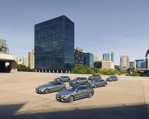 Verschiedene Mercedes-Modelle auf einem Bild, alle in grau Metallic