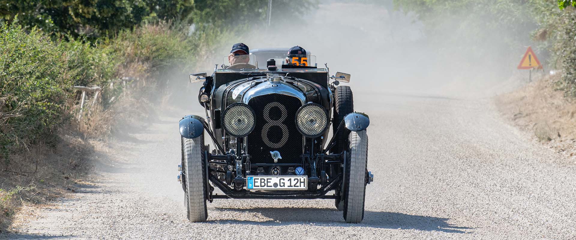 Oldtimer auf einer Kiesstraße bei der Mille Miglia in Italien