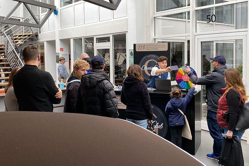 MEnschen, die am Grill Classic-Club stand anstehen, um sich anzumelden