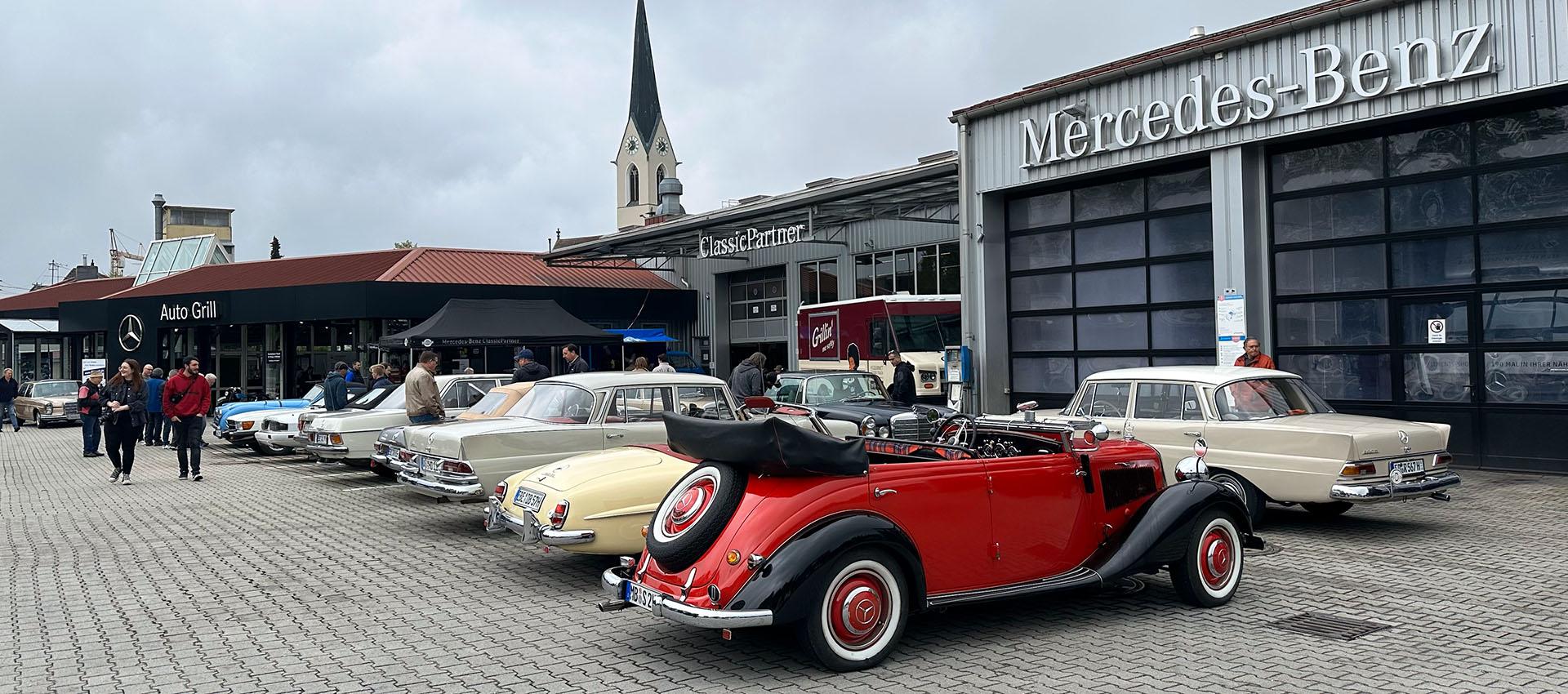 Young- und Oldtimer beim Auto Grill Classic-Treffen in Hohenlinden