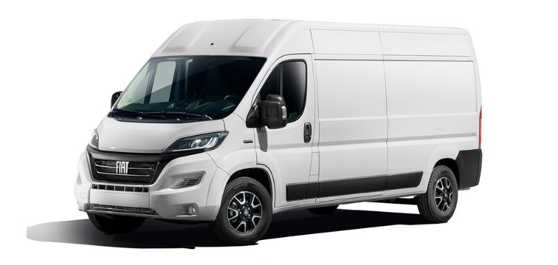 Weißer Fiat Ducato Seitliche Frontansicht Links