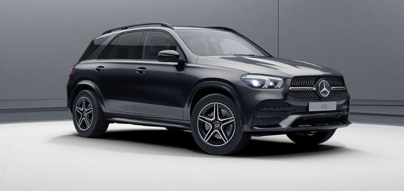 Schwarzer Mercedes-Benz GLE 400 d 4MATIC Seitliche Frontansicht rechts